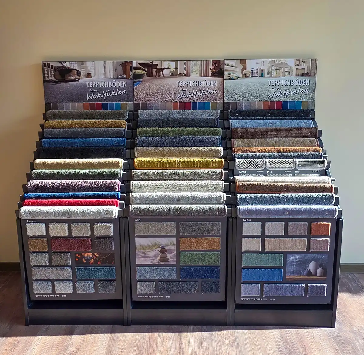 Münch Innenausbau – Teppichmuster-Aufsteller für perfekte Bodenwahl